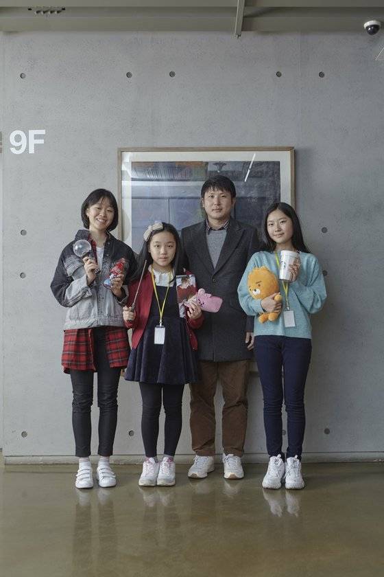 (왼쪽부터)김나연·이은채 학생기자, 유성운 작가, 진효원 학생모델이 포즈를 취해 보였다. 학생기자단은 각자 준비한 굿즈를 들었다. 이은채 학생기자는 BTS 멤버 정국의 포토카드를 꼭 찍어야 한다고 인터뷰 내내 들고 다녔다.