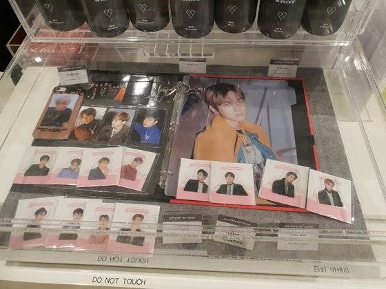 SM 코엑스아티움 2층 굿즈 판매 코너다. 이 곳에선 그룹별, 멤버별 다양한 굿즈를 자유롭게 구매할 수 있다. 사진은 남성 아이돌 그룹 엑소 굿즈다.