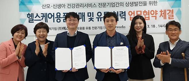 윤진환 제이알디웍스 대표(사진 맨 왼쪽에서 3번째)와 조범준 에스존 대표(사진 맨 오른쪽에서 3번째) 및 양사 관계자들이 업무 협약을 체결한 뒤 기념 촬영 중이다/사진제공=제이알디웍스