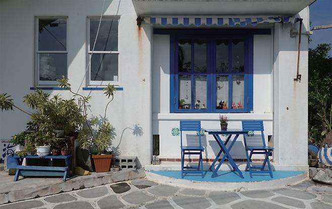 그리스풍의 카페가 많은 이유는 미코노스섬과의자매결연 때문일까