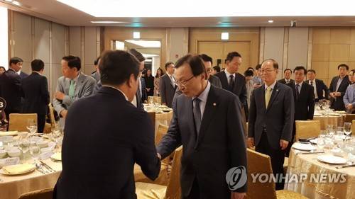 이해찬 민주당 대표, 베트남서 교민간담회 (하노이=연합뉴스) 민영규 특파원 = 더불어민주당 이해찬 대표(오른쪽)가 25일 베트남 하노이에서 열린 교민간담회에 참석, 현지 교민과 악수하고 있다. 이 대표는 이날 2박 3일 일정으로 베트남을 방문했다. 2019.3.25 youngkyu@yna.co.kr