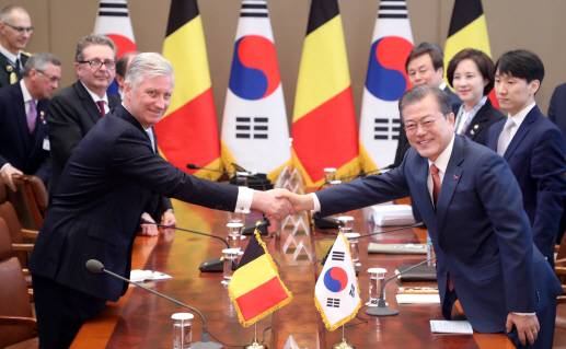 문재인 대통령과 필리프 벨기에 국왕이 26일 청와대에서 확대정상회담 전 악수하고 있다. 벨기에 국왕 방한은 1992년 보두앵 전 국왕 이후 27년 만이다.(사진=연합뉴스)