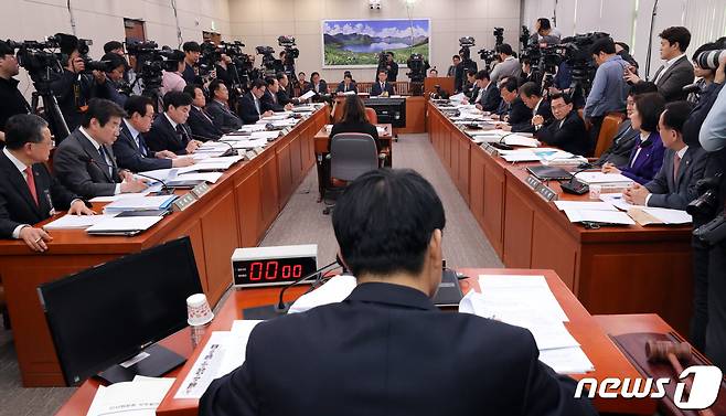 26일 오전 서울 여의도 국회 외교통일위원회 전체회의장에서 김연철 통일부장관 후보자에 대한 인사청문회가 진행되고 있다. 김연철 장관 후보자는 ‘박왕자 씨 사망사건이 통과의례’라는 등 과거 발언들로 논란을 빚고 있다. 2019.3.26/뉴스1 © News1 이종덕 기자