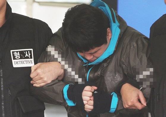 '이희진 씨 부모살해 사건' 피의자 김다운이 검찰에 송치하기 위해 26일 오후 경기도 안양동안경찰서에서 나오고 있다. [연합뉴스]