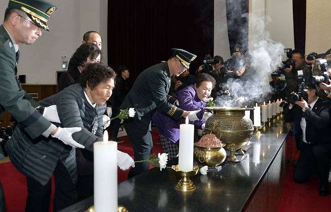 고 박재권 이등중사의 유가족들이 헌화 및 분향을 하고 있다. 프리랜서 김성태