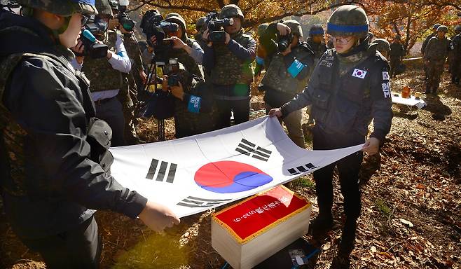 지난해 10월 25일 오전 강원도 철원군 철원읍 백마고지 인근 화살머리고지에서 국방부 유해발굴감식단원들이 6.25 당시 전투에서 숨진 고 박재권 이등중사의 유해를 발굴하여 수습하고 있다. 사진공동취재단