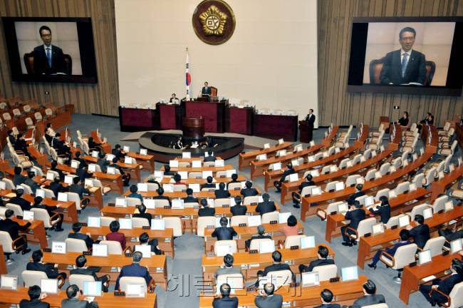 공공부문 채용비리 의혹을 파헤치기 위한 국정조사 특별위원회가 100일째 헛바퀴만 돌고 있다. 여야의 ‘네탓 공방’과 무관심 속 결국 유야무야로 끝날 가능성이 커지고 있다.
