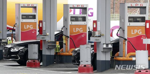 【서울=뉴시스】최진석 기자 = 일반인의 액화석유가스(LPG)차량 구매 가능일을 하루 앞둔 25일 오후 서울 한 충전소에서 LPG차량이 충전을 하고 있다. 26일부터 일반인도 액화석유가스(LPG)차량을 구매할 수 있게 된다. 휘발유차량이나 경유차량을 LPG차량으로 개조하는 일도 가능해진다. 산업통상자원부는 이날 "수송용 LPG 연료 사용 제한을 폐지하는 '액화석유가스의 안전관리 및 사업법 일부개정법률이 26일 공포, 시행된다"며 이렇게 밝혔다. 이에 따라 일반인도 LPG차량을 자유롭게 매매할 수 있게 된다. 새 LPG차량은 물론 중고차 구매도 가능하다. 기존에 보유한 휘발유·경유차량을 LPG차량으로 개조해도 된다. 2019.03.25. myjs@newsis.com