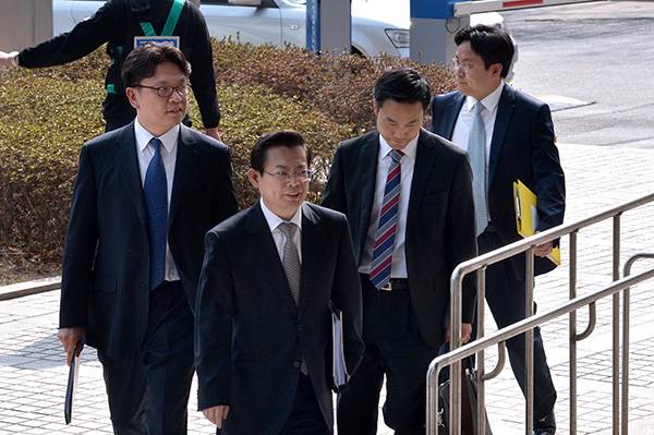 ⓒ시사IN 이명익 2014년 3월 유우성 간첩 사건 항소심 결심 공판을 앞두고 사건을 맡은 이시원 부장검사와 이현철 서울중앙지검 공안1부장, 최행관 검사, 이문성 검사(왼쪽부터)가 법원으로 들어서고 있다.