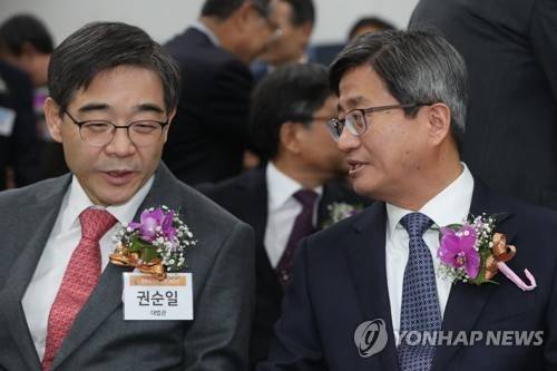 김명수 대법원장과 대화 나누는 권순일 대법관(왼쪽) (고양=연합뉴스) 임병식 기자 = 김명수 대법원장(오른쪽)이 11일 오후 경기도 고양시 장항동 사법연수원에서 열린 법원도서관 이전 개관식에서 권순일 대법관과 대화를 나누고 있다. 2018.12.11 andphotodo@yna.co.kr