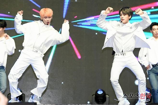 JBJ 95 두 번째 미니앨범 ‘AWAKE’(어웨이크) 쇼케이스에 참석한 켄타, 상균. 사진=윤수정 기자 pic@hankooki.com