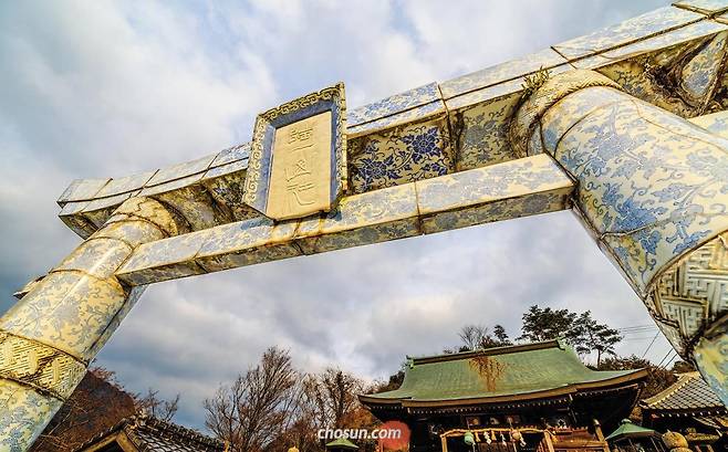 도자기 마을인 일본 사가현 아리타(有田)에는 임진왜란 때 조선에서 끌려간 사기장 이삼평(李參平)을 기리는 신사가 있다. '도잔신사(陶山神社)'다. 신사 정문인 도리이(鳥居)는 청화백자로 만들었다. 이삼평은 1616년 아리타에서 자기 원료인 백자토를 발견해 일본에서 처음으로 백자를 만들었다. 1917년 아리타 주민회는 이삼평을 일본 백자의 도조(陶祖)로 인정하고 신사 위 산꼭대기에 기념비를 세웠다. 훗날 와세다 대학을 세운 사가번 출신 거물 정치가 오쿠마 시게노부(大隈重信)가 후원했다. 사람들은 이후 그의 일본 이름 '가나가에 산베이(金江三兵衛)'에서 유추해 그를 '이삼평(李參平)'으로 부르기 시작했다. 납치된 도공들은 지역 영주의 엄격한 통제와 풍족한 경제·사회적 지원을 받으며 자기를 생산했다. /박종인 기자