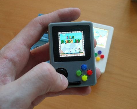 (아예 이렇게 작은 휴대 게임기가 제작되기도 했다)