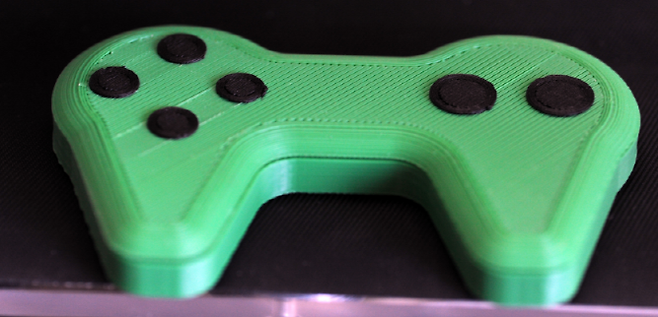 (아예 이런 게임 패드가 나오기도 했다. 별로 편해 보이지는 않지만 작동은 잘 된다고 한다)