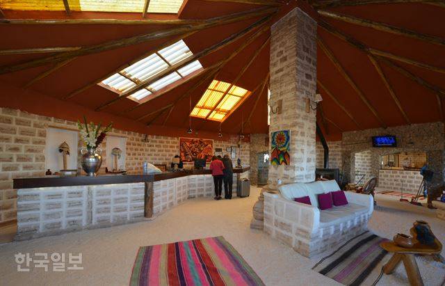 여행객들이 우유니의 루나 살라다 호텔 로비에서 수속을 밟고 있다.