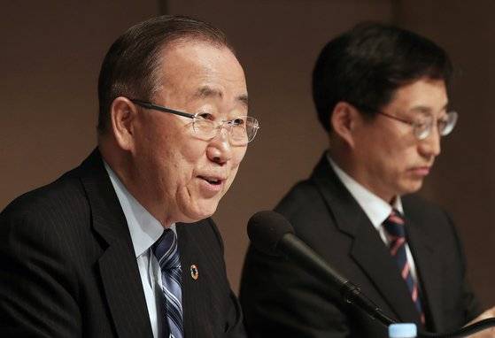 반기문 전 유엔 사무총장이 26일 오후 서울 중구 태평로 프레스센터 국제회의장에서 열린 관훈토론회에서 기조연설을 하며 미소짓고 있다. [뉴스1]