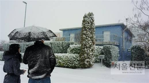 지난 1월 5일 탐사기획부 신융아(왼쪽)·이성원 기자가 외국인 조력자살이 이뤄지는 스위스 취리히 외곽 2층집 앞에 섰다. 안락사를 선택한 2명의 한국인도 ‘블루하우스’로 불리는 이 건물에서 생을 마쳤다. 취리히 김형우 기자 hwkim@seoul.co.kr