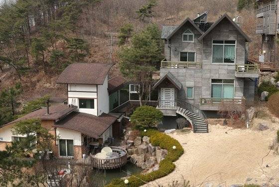 김학의 전 법무부 차관에게 성접대를 했다는 의혹이 제기된 윤중천씨 소유 강원도 별장. [중앙포토]