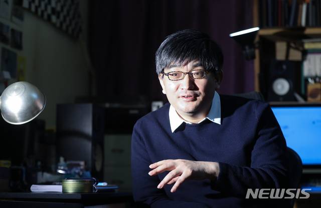 【서울=뉴시스】조수정 기자 = 작사가 박창학이 20일 오후 서울 영등포구 작업실에서 뉴시스와 인터뷰에 앞서 포즈를 취하고 있다. 작사가 박창학은 오는 5월 재공연하는 뮤지컬 '안나 카레니나'에 참여한다. chocrystal@newsis.com