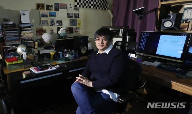 【서울=뉴시스】조수정 기자 = 작사가 박창학이 20일 오후 서울 영등포구 작업실에서 뉴시스와 인터뷰에 앞서 포즈를 취하고 있다. 작사가 박창학은 오는 5월 재공연하는 뮤지컬 '안나 카레니나'에 참여한다. chocrystal@newsis.com
