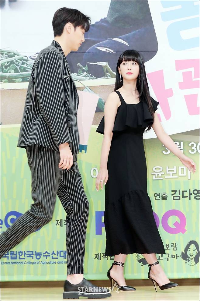 [★포토]윤보미, '태환이 키 엄청 크다'