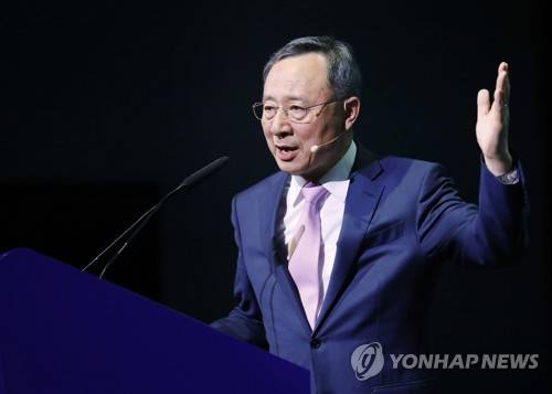 기조연설 하는 황창규 KT 회장 (바르셀로나=연합뉴스) 황창규 KT 회장이 25일(현지시간) 스페인 바르셀로나 피아그란비아에서 열린 MWC19(모바일 월드 콩그레스)에서 기조연설을 하고 있다. 2019.2.25 [사진공동취재단] photo@yna.co.kr