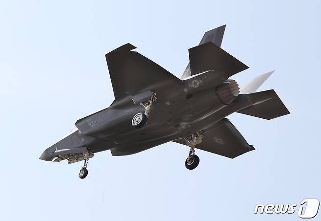 대한민국 공군의 첫 스텔스 전투기인 F-35A 2대가 29일 오후 충북 청주시 청원구 17전투 비행단으로 착륙하고 있다. F-35A는 전력화 과정을 거쳐 4~5월 실전에 배치될 예정이다. 2019.3.29/뉴스1 © News1 김용빈 기자