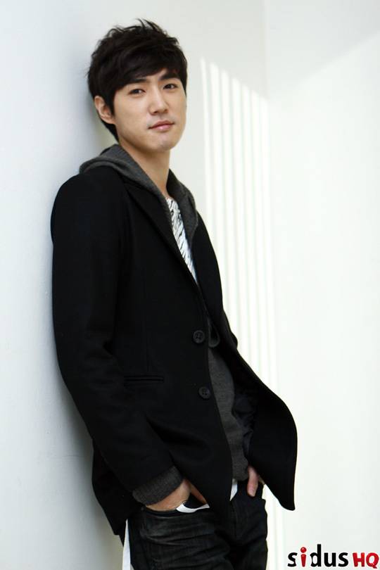 창업에 참여한 술집이 불법 운영 논란에 휩싸인 그룹 지오디의 데니안. 싸이더스에이치큐제공