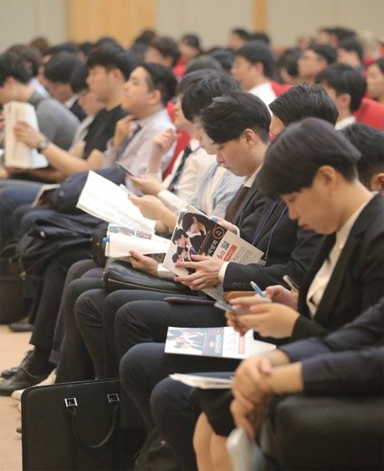 청년들을 자조적이게 만든 가장 큰 원인으로는 경기침체와 여기서 비롯된 취업난이 거론된다. 한 취업상담회에 참여한 청년들의 모습.