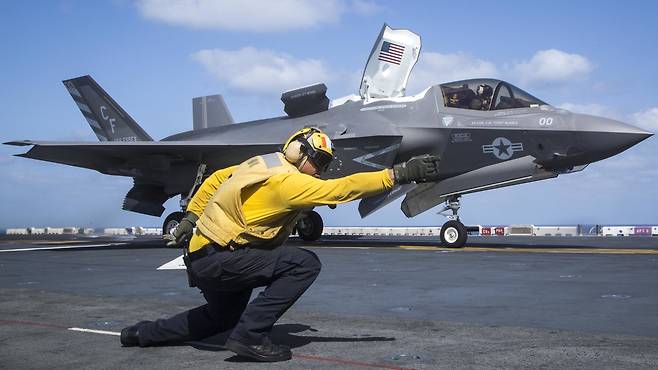 지난해 10월 아덴만 해상 에식스함에서 미 해병대의 F-35B가 이륙을 준비하고 있다.[사진 미 해군,EPA=연합뉴스]