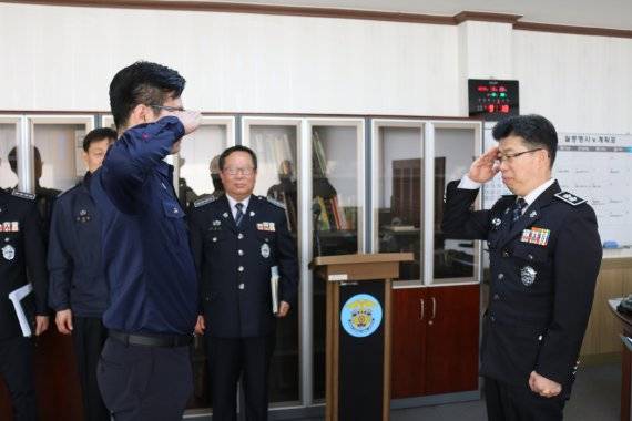 지난 28일 오전 본지 기자(왼쪽)가 신용해 안양교도소장(오른쪽) 집무실에서 교도관 일일근무 체험을 신고하고 있다./사진=안양교도소 제공