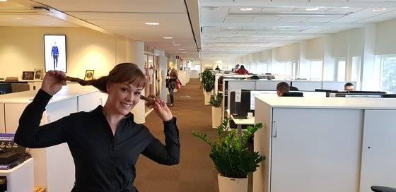 유통업체에 다니는 한나 부장은 워라벨 점수를 90점이라고 자평했다. 별명인 삐삐처럼 포즈를 취했다.