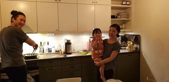 스웨덴 이민 2세 커플의 가정. 오후 5시에 퇴근한 아빠가 요리를 맡으니 아내와 딸은 더 행복하다.