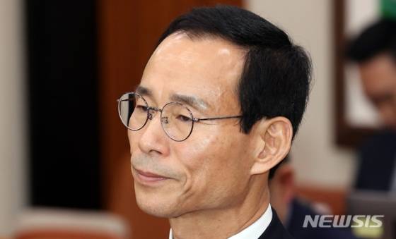 【서울=뉴시스】이종철 기자  = 최정호 국토교통부 장관 후보자가 지난 25일 오후 서울 여의도 국회 국토위 전체회의실에서 열린 인사청문회에 참석해 심각한 표정을 하고 있다. 2019.03.25.   jc4321@newsis.com / 사진=이종철
