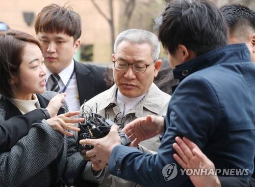 영장실질심사 받기 위해 남부지법 들어서는 서유열 전 KT홈고객부문 사장 (서울=연합뉴스) 정하종 기자 = KT 부정채용에 연루된 의혹을 받는 서유열 전 KT홈고객부문 사장이 27일 오전 구속 전 피의자 심문을 받기 위해 서울남부지법으로 들어오고 있다. 2019.3.27      chc@yna.co.k