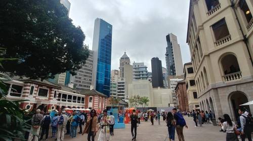 빌딩에 둘러싸인 홍콩 핫플레이스 타이퀀 (홍콩=연합뉴스) 정아란 기자 = 30일 방문한 홍콩 타이퀀(大館). 영국 식민지 시절 지어진 경찰서와 감옥 등을 역사문화공간으로 바꾼 이곳은 개장 1년이 안 됐음에도 인파가 끊이질 않는다. 2019.3.31. airan@yna.co.kr