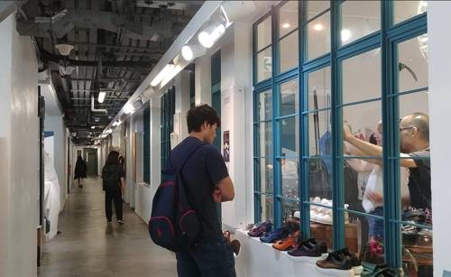 공방들로 가득 찬 PMQ (홍콩=연합뉴스) 정아란 기자 = 옛 경찰 기숙사를 개조해 2015년 새롭게 문을 연 PMQ에는 각종 디자인 공방이 입점해 있다. 2019.3.31. airan@yna.co.kr