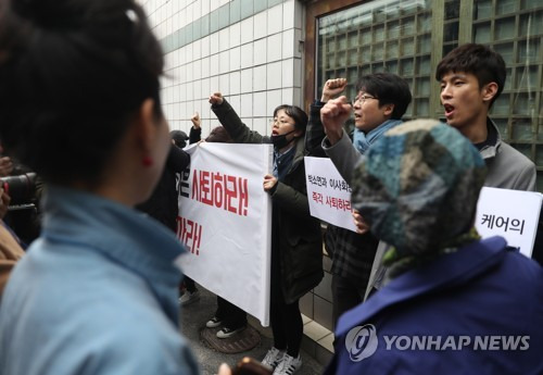 "'케어' 박소연, 사퇴하라!" (서울=연합뉴스) 신준희 기자 = 구조동물 안락사 논란을 빚은 동물권단체 '케어'의 총회가 열리는 31일 서울 종로 사무실 앞에 박소연 대표의 사퇴를 촉구하는 집회가 열리고 있다. 앞쪽 두명은 이를 만류하는 박 대표 지지자들. 2019.3.31 hama@yna.co.kr