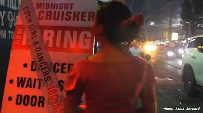 필리핀 앙헬레스에 위치한 한 바가 "지금 구인 중입니다"라는 표지판을 세워뒀다. /사진=유튜브 캡처