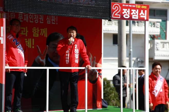 1일 고성시장에서 유세하는 정점식 자유한국당 후보/사진=정점식 후보캠프