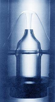 액체헬륨이 병에서 분수처럼 솟아오르는 초유동 현상. 영하 271도의 액체헬륨은 점성이 사라져 기체도 통과하지 못하는 구멍을 통과학다. 액체헬륨이 미세한 구멍이 난 병을 통과해 들어가면 병 안에 있는 헬륨이 뿜어져 나온다.