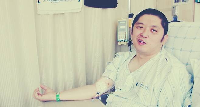 ▲ 병상에 있는 김신재 KT서비스 노조위원장. 몸의 절반이 마비된 탓에 그의 표정도 절반만 드러났다. 사진=금준경 기자.