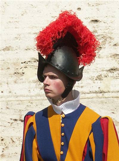 머리에 쓴 것은 `모리온(Morion) 투구`인데 16세기 스페인으로부터 유래했다. /출처= ⓒ바티칸시