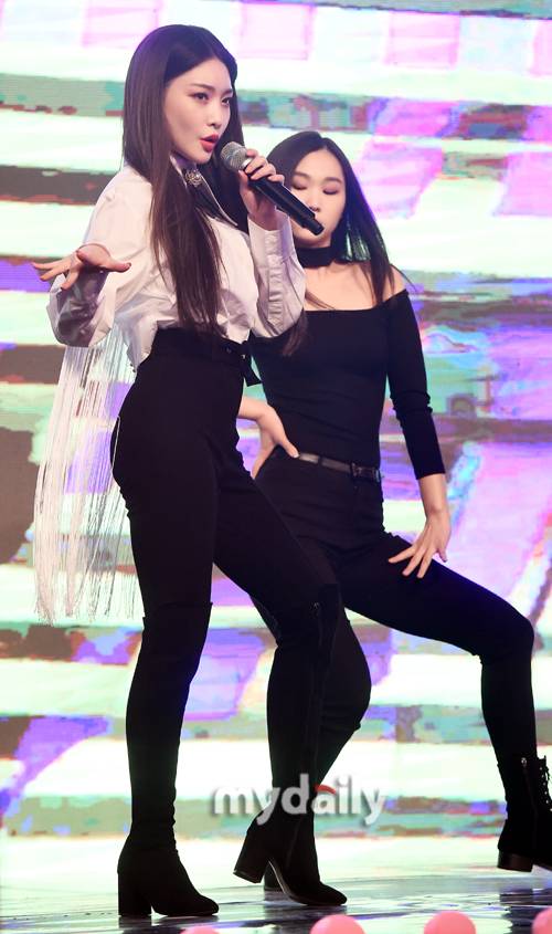 ▲ 청하 '초밀착 의상에도 굴욕 없는 몸매'