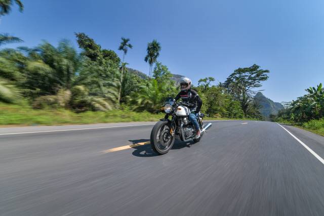 인생샷이 또 생겼습니다. 카페레이서니까 클래식한 카페레이서 포즈(오글)도 취해봤습니다. Thanks, RE photographers! /사진제공=로얄엔필드