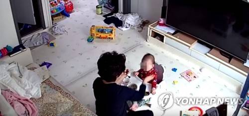 밥 안 먹는다고 14개월 영아 뺨 때리는 아이돌보미 아이돌봄서비스에서 나온 아이돌보미가 밥을 먹지 않는다는 이유로 14개월 영아의 뺨을 때리고 있다. [유튜브 갈무리]