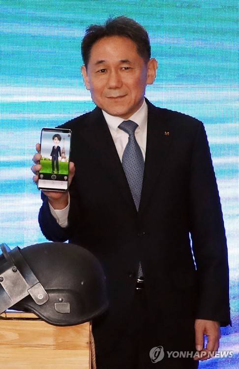 5G서비스 선보이는 이필재 부사장 (서울=연합뉴스) 최재구 기자 = 2일 서울 광화문 KT사옥에서 열린 KT, 5G 서비스 관련 기자간담회에서 이필재 부사장이 5G 콘텐츠를 소개하고 있다. KT는 5일부터 본격적으로 5G 서비스를 시작하며 데이터를 부담 없이 사용할 수 있는 슈퍼플랜 요금제를 공개했다. 2019.4.2 jjaeck9@yna.co.kr