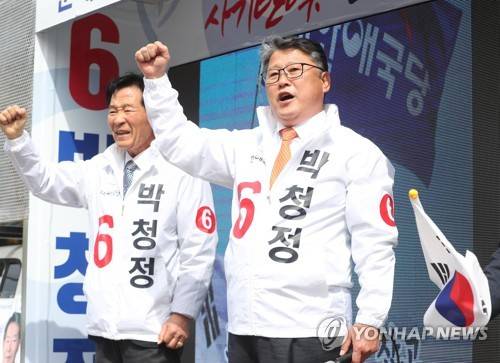통영시민에게 지지 호소하는 조원진 대표 (통영=연합뉴스) 김현태 기자 = 4·3 보궐선거 선거운동 첫날인 21일 오후 대한애국당 조원진 대표가 통영시 무전사거리 앞에서 시민들에게 통영·고성에 출마한 박청정 후보를 지지해 줄 것을 호소하고 있다. 2019.3.21 mtkht@yna.co.kr