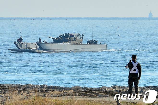 3일 오전 경북 포항시 북구 송라면 해안에서 실시된 2019년도 한국군 육·해·공 합동상륙훈련에서 해병대 기갑부대가 해안 상륙을 준비하고 있다.2019.4.3/뉴스1 © News1 최창호 기자