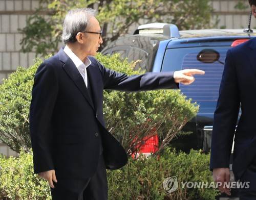 지지자들 향해 손짓하는 이명박 전 대통령 (서울=연합뉴스) 한종찬 기자 = 횡령과 뇌물수수 등 혐의로 1심에서 실형을 선고받은 이명박 전 대통령이 3일 오후 서울 서초동 중앙지법에서 열린 항소심 공판에 출석하고 있다. 2019.4.3 saba@yna.co.kr